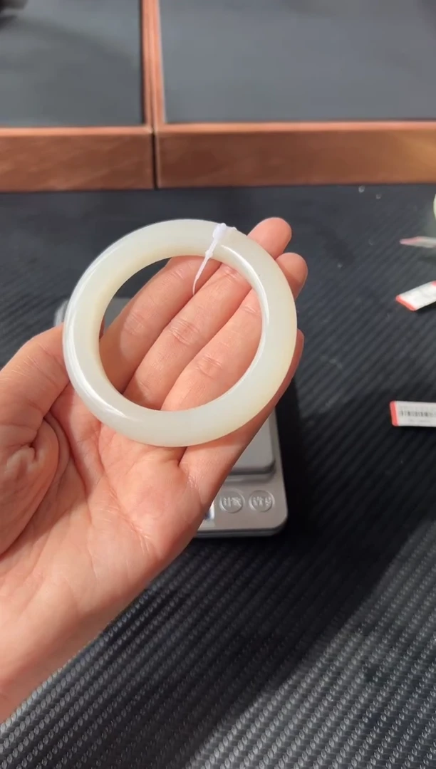 和田玉手镯未镶嵌黑山微色差54M