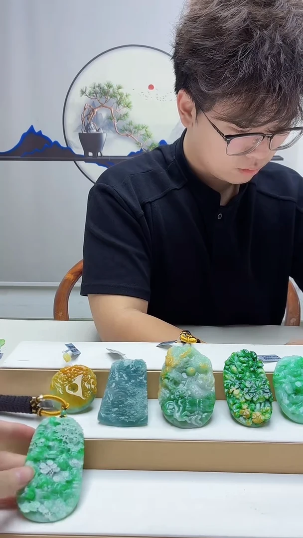 未镶嵌定制翡翠有*?4688zm-毛货挂件
