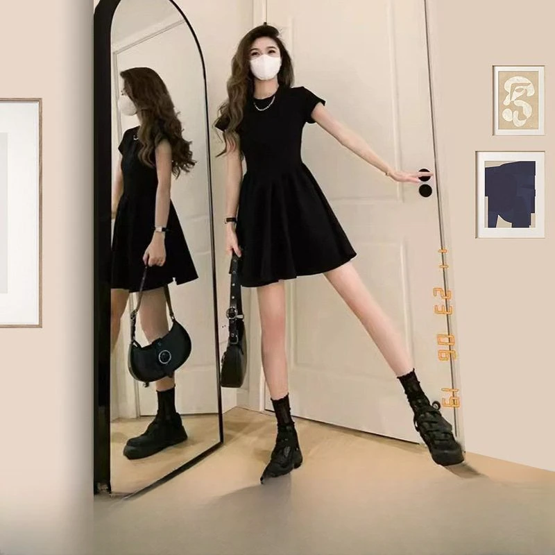 小黑裙甜辣风连衣裙气质收腰裙子显瘦小个子夏季新款a字裙短裙子