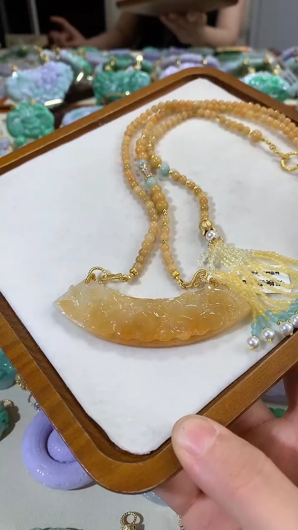 颈饰未镶嵌翡翠吊坠