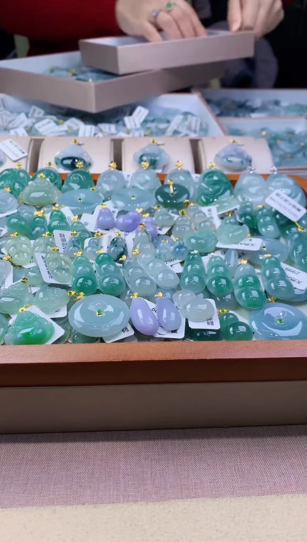 颈饰18K金镶嵌翡翠天然缅甸a货翡翠