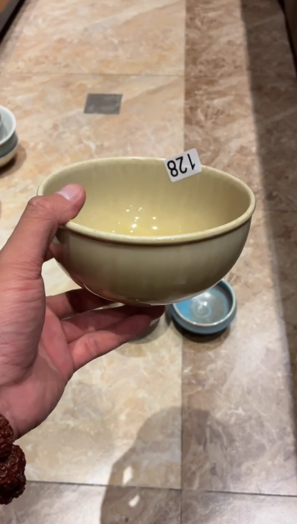 餐具周*舟128  微瑕黄玉面碗1个
