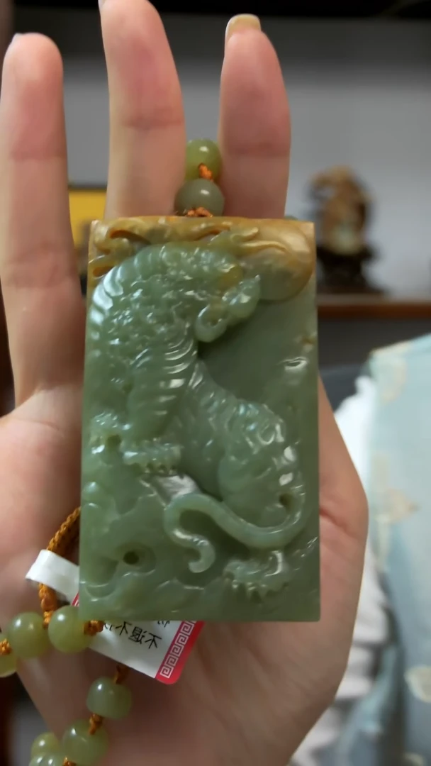 颈饰未镶嵌和田玉虎牌