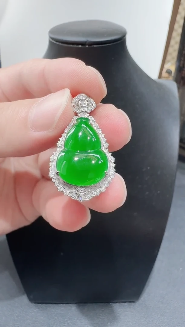 颈饰18K金镶嵌翡翠寄售回流，24小时鉴赏期