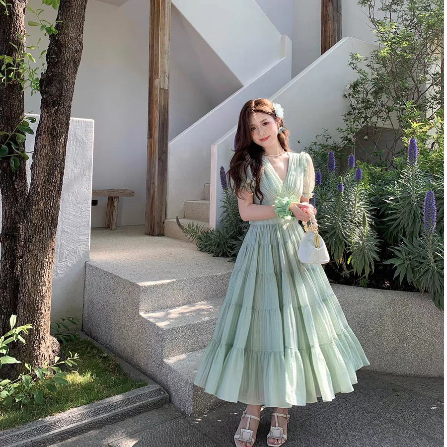 法式v领连衣裙新款女夏季显瘦度假海边长裙露腰泡泡袖大摆25022