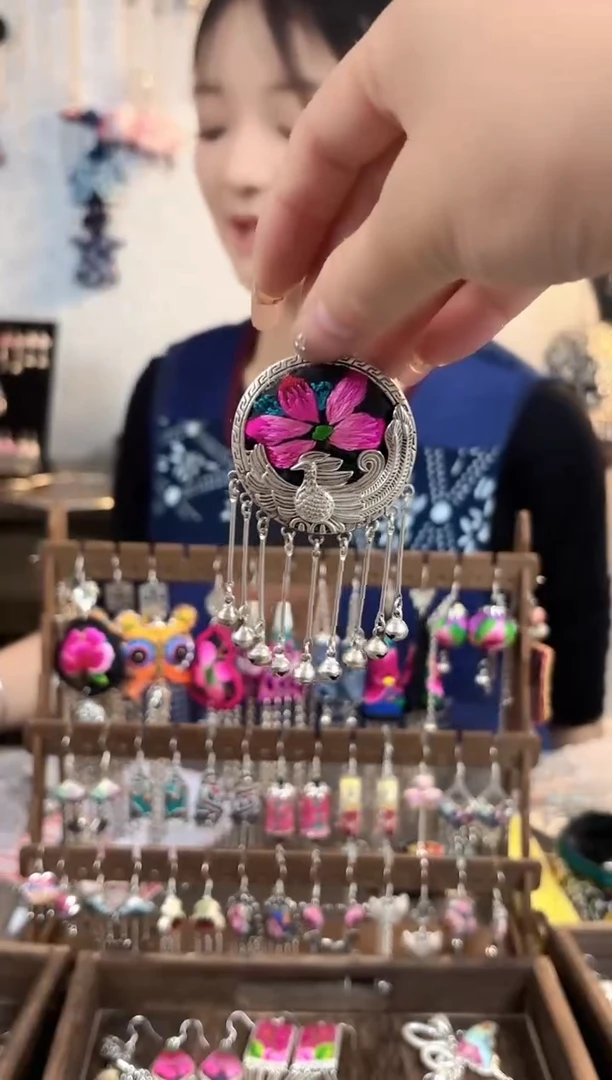 织绣彩云南阁非遗老绣饰品539