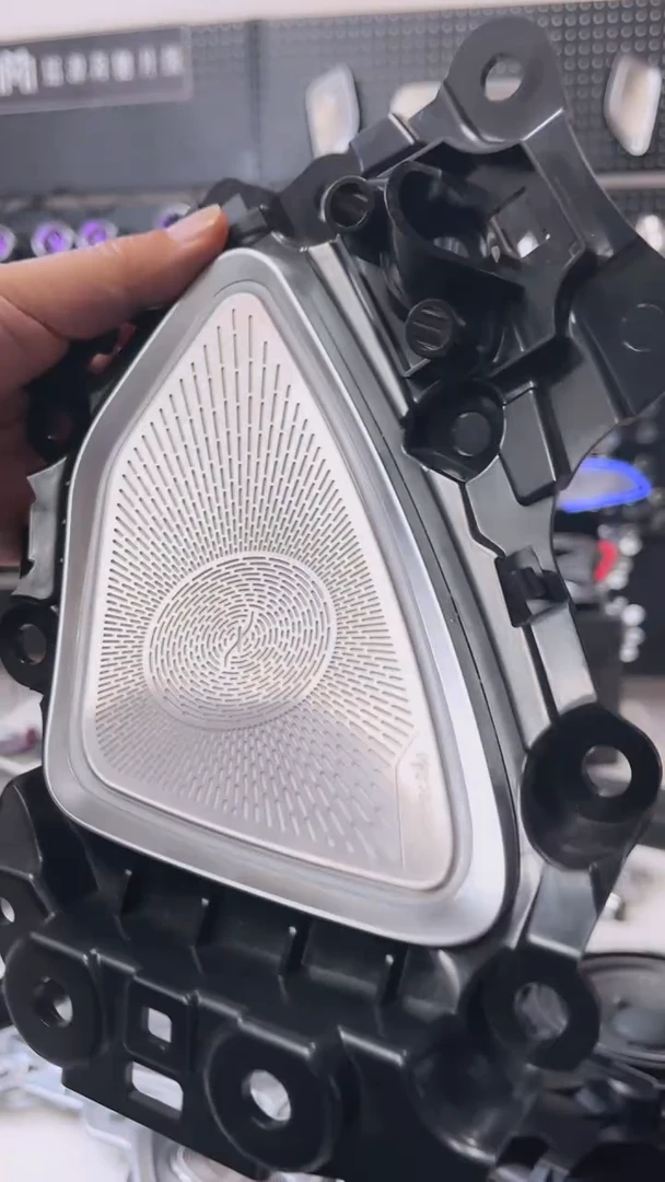 奔驰新款E级四门发光盖板