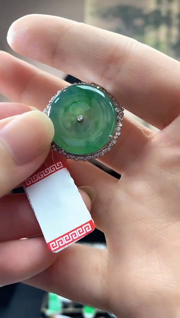 颈饰18K金镶嵌翡翠平安扣