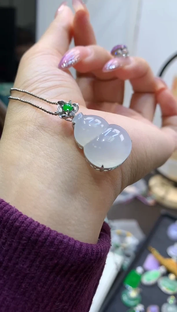 18K金镶嵌挂件翡翠葫芦不含链