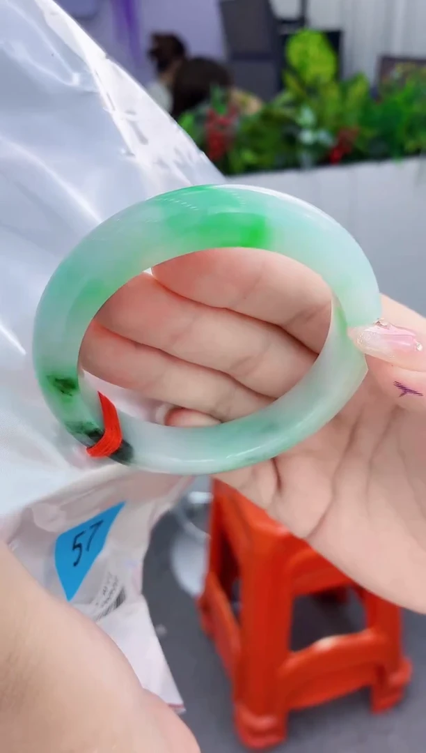 翡翠手镯未镶嵌翡翠手镯