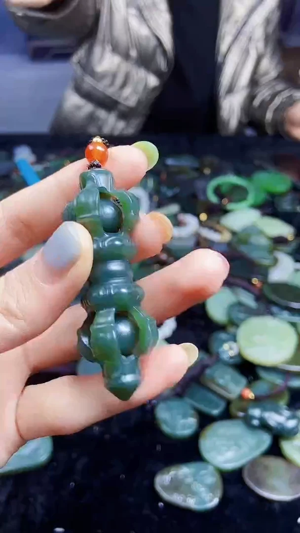 颈饰未镶嵌和田玉1