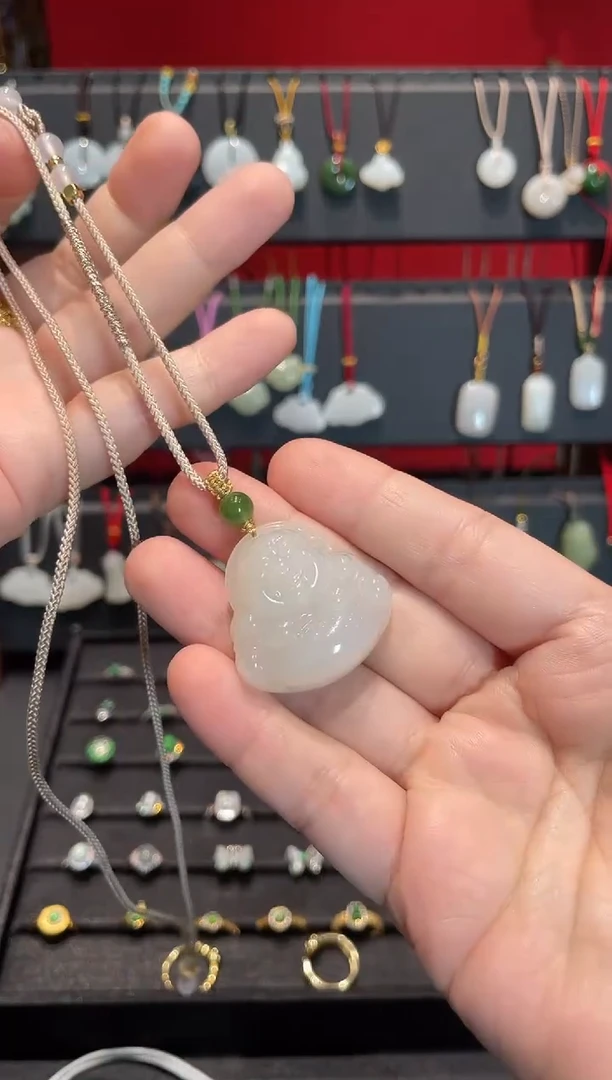 颈饰未镶嵌和田玉佛