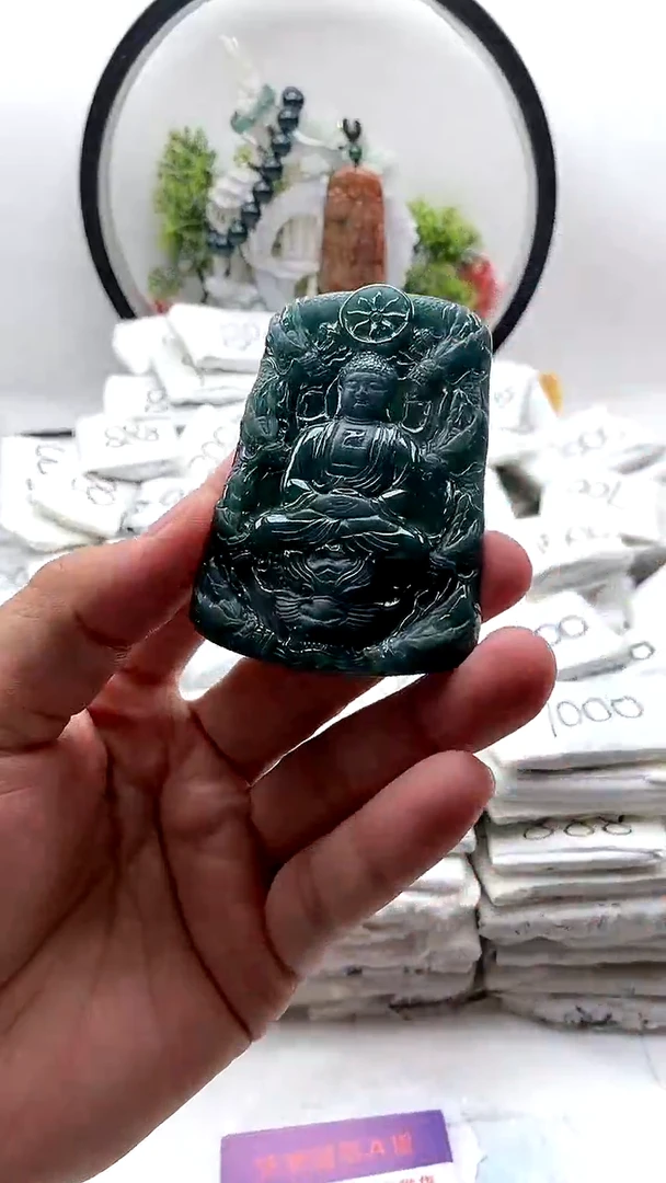 翡翠未镶嵌颈饰大日如来
