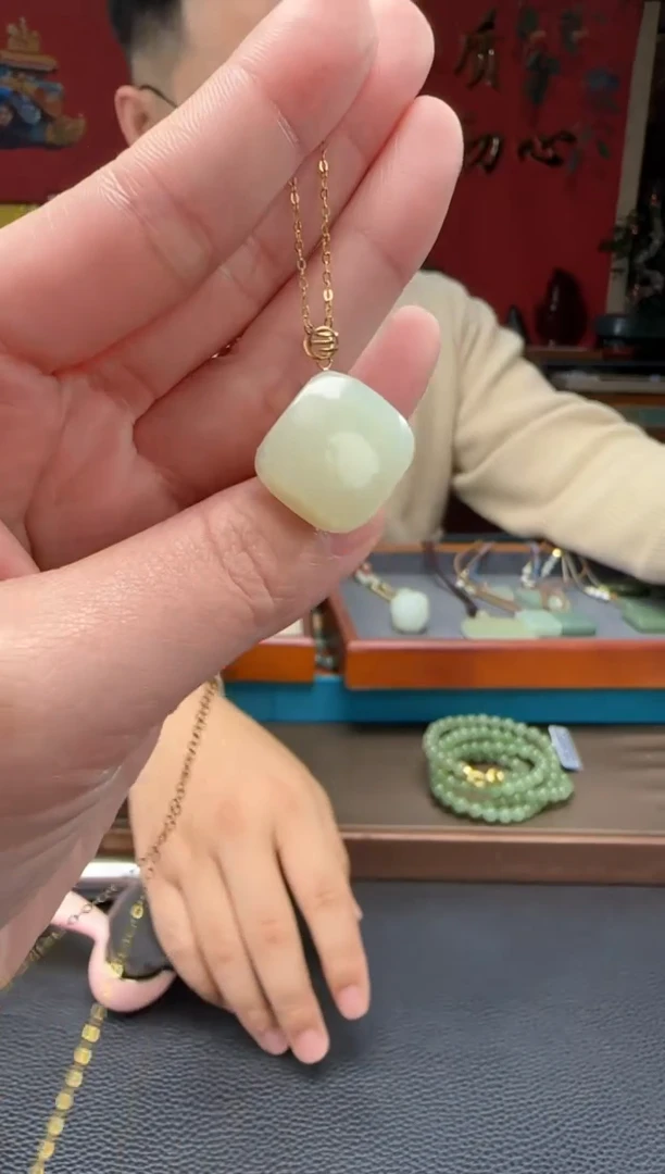 【闪购商品】和田玉颈饰18K金镶嵌黄口方糖