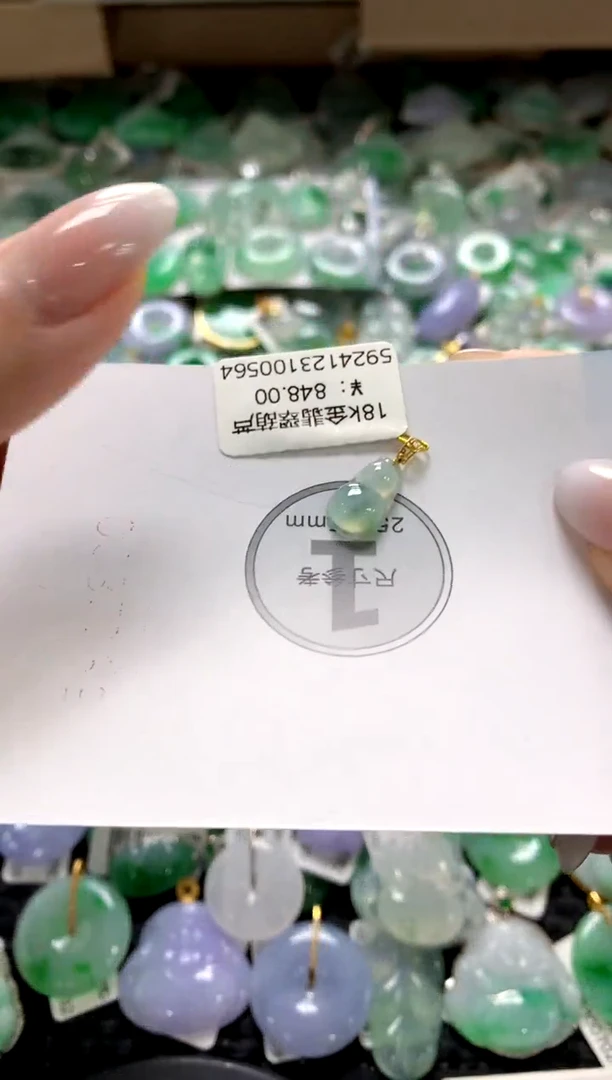 颈饰18K金镶嵌翡翠1111111111111111