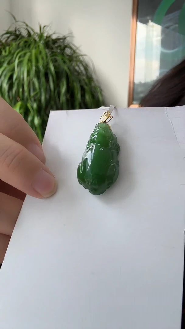 颈饰18K金镶嵌和田玉貔貅荣倩