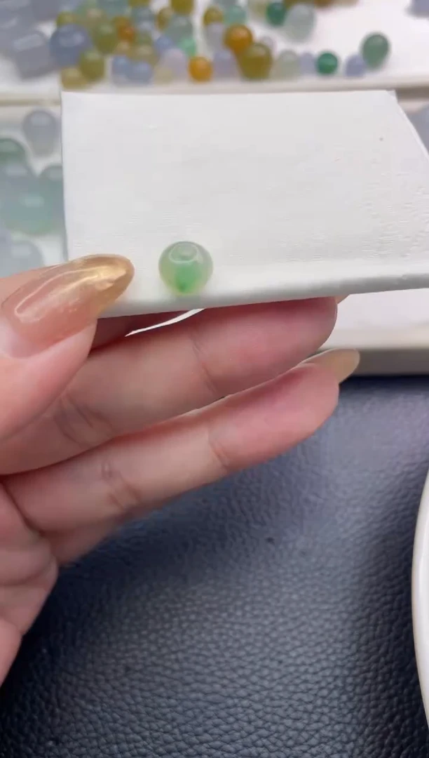 未镶嵌定制翡翠吴*珠子