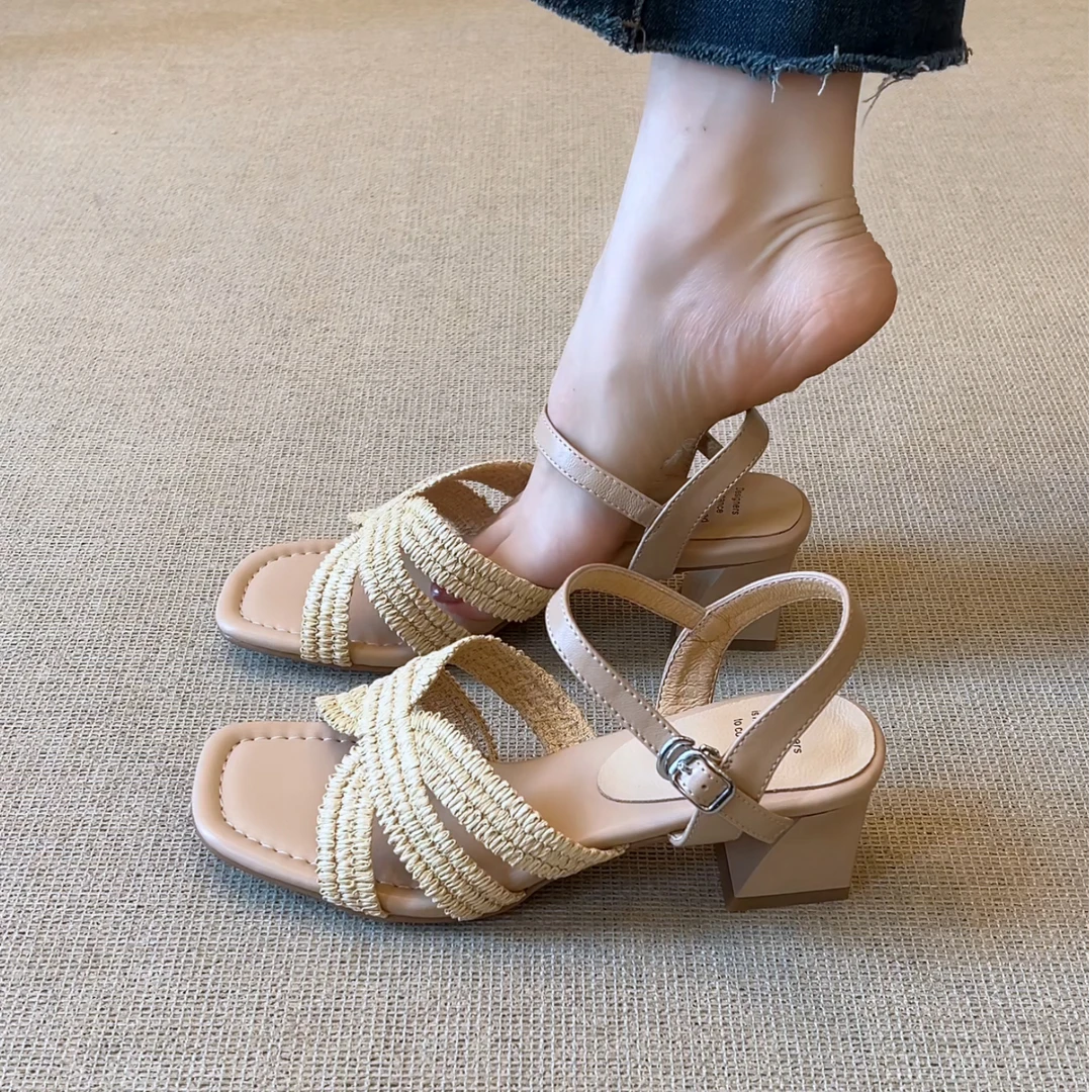 Elingjk/5cm简约复古小众方头编织一字扣带粗跟百搭露趾凉鞋