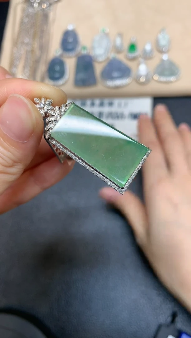 【闪购商品】翡翠吊坠(不含链)18K金镶嵌【无服务费