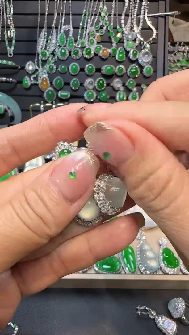 【闪购商品】翡翠颈饰18K金镶嵌蛋面