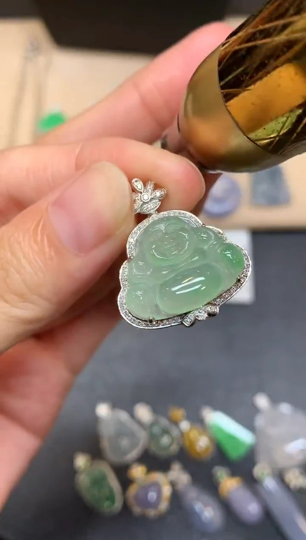 颈饰18K金镶嵌翡翠佛公【无服务费