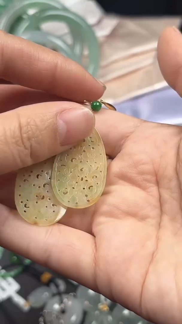 18K金镶嵌翡翠耳饰翡翠耳饰