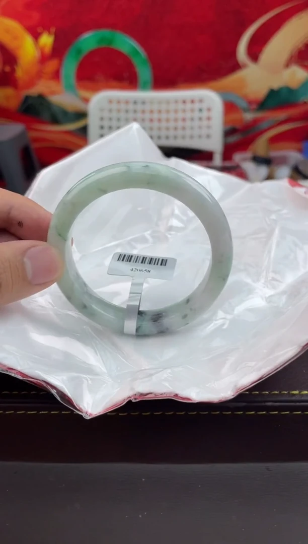 【闪购商品】翡翠手镯未镶嵌18翡翠手镯（微瑕）