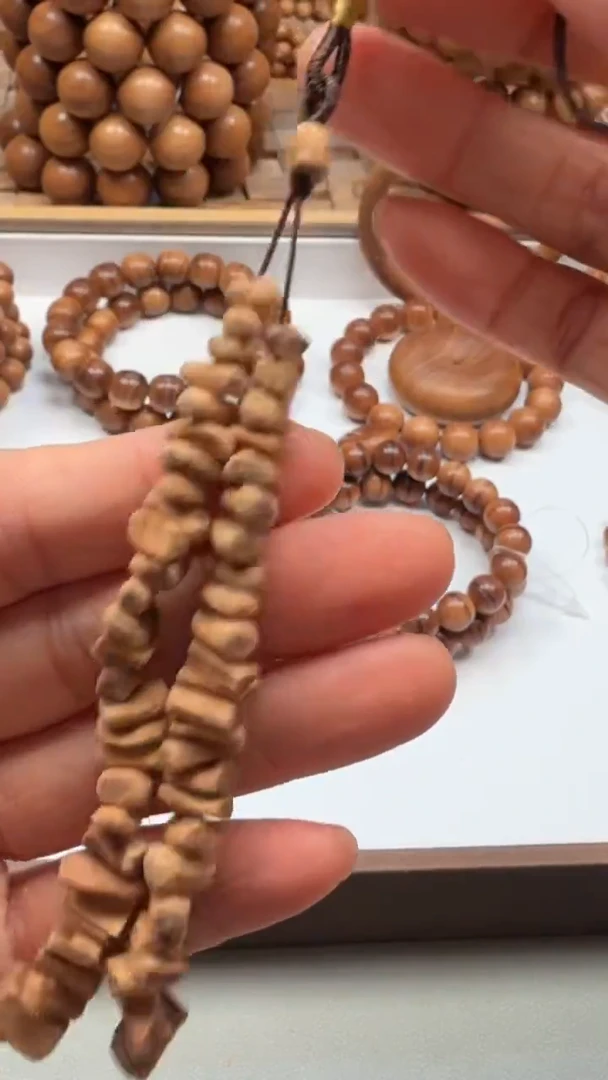 檀香木其他四剖料随形挂件