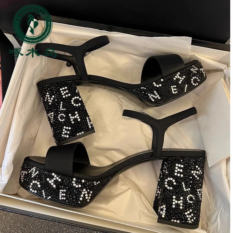 啄木鸟小香风露趾水钻字母粗跟一字扣带凉鞋女性感防水台高跟鞋