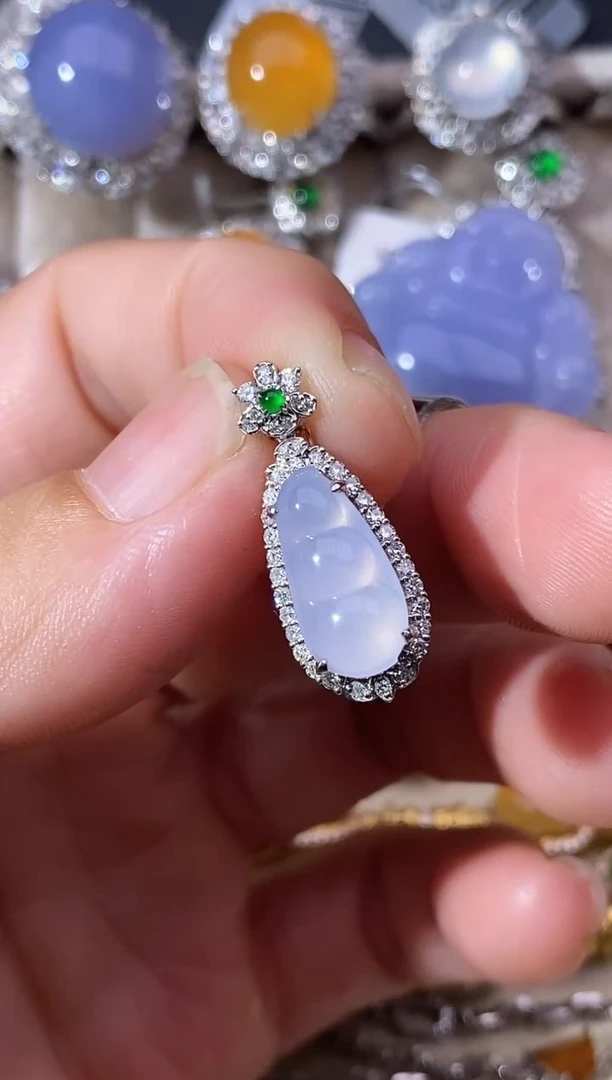 颈饰18K金镶嵌翡翠吊坠