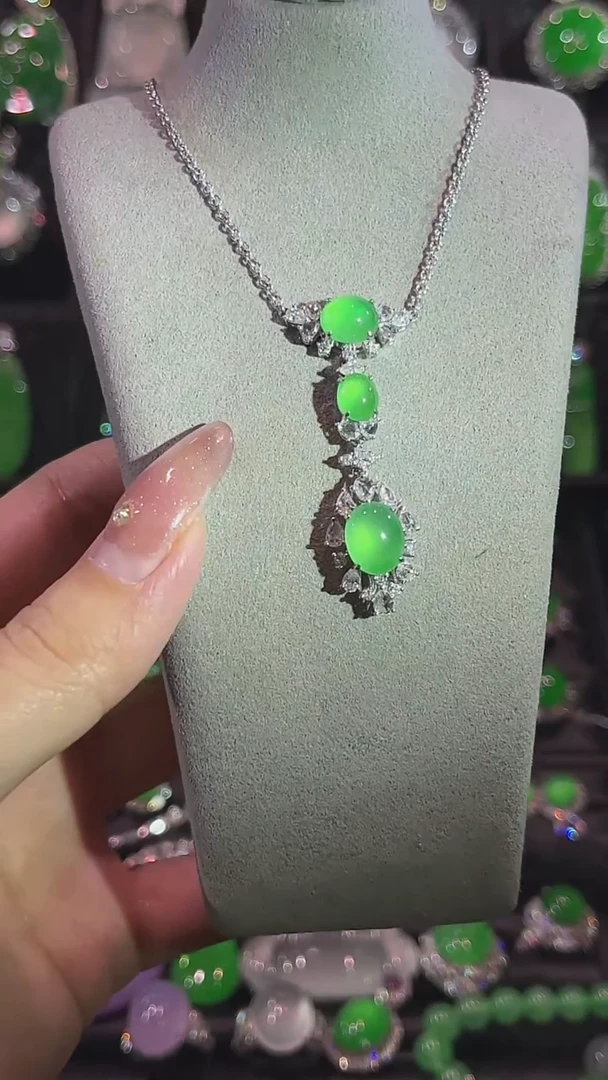 颈饰18K金镶嵌翡翠吊坠