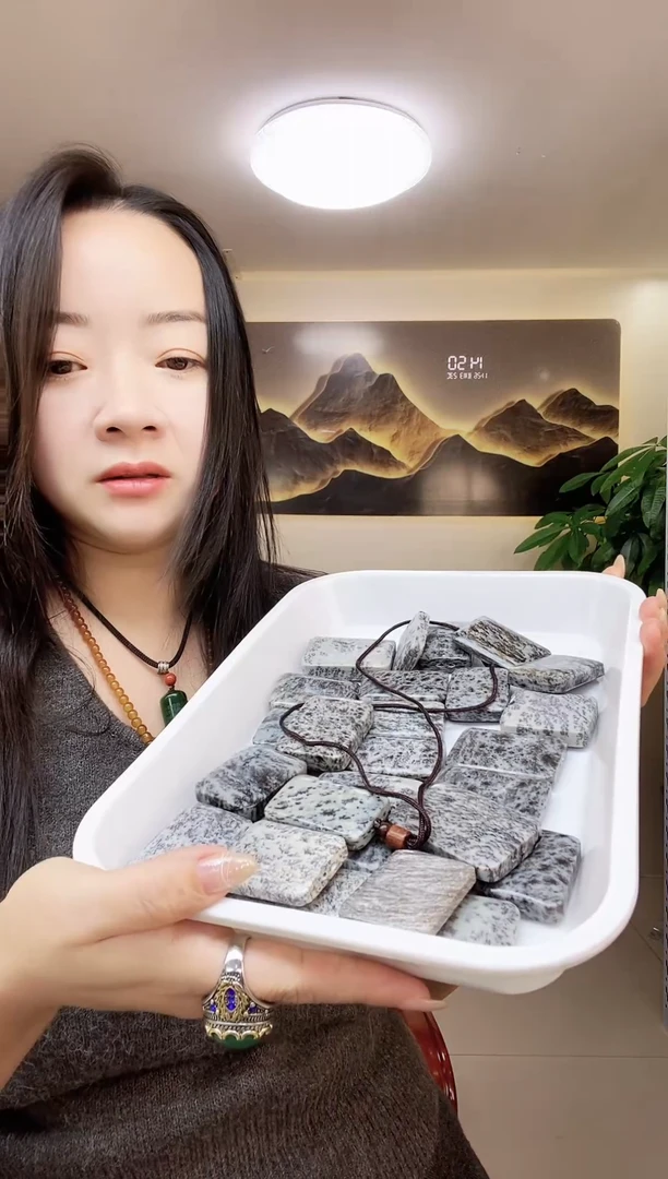 未镶嵌和田玉珠宝奇石多样性随机发一（带绳）