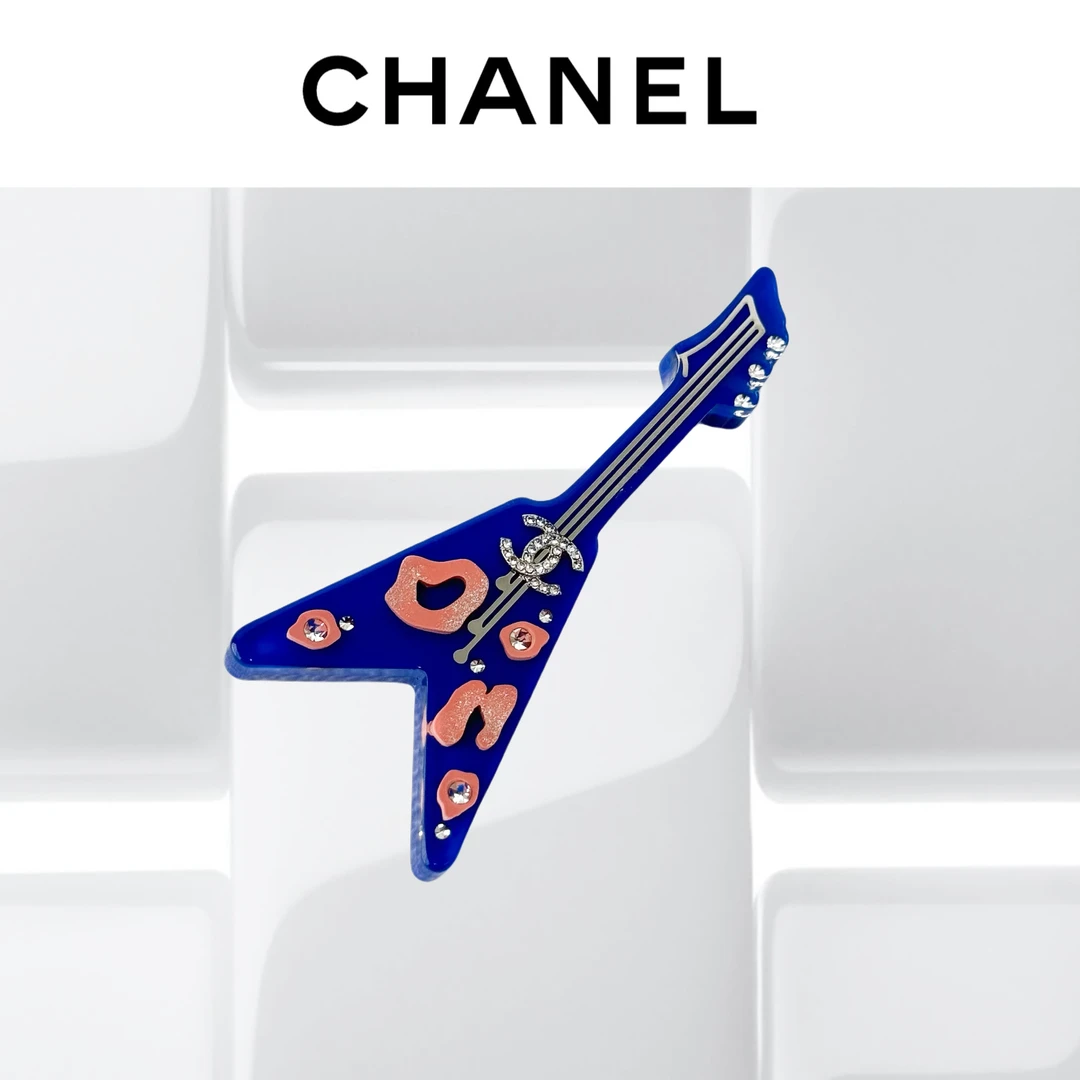 99新 Chanel/香奈儿 22P蓝色吉他亚克力胸针