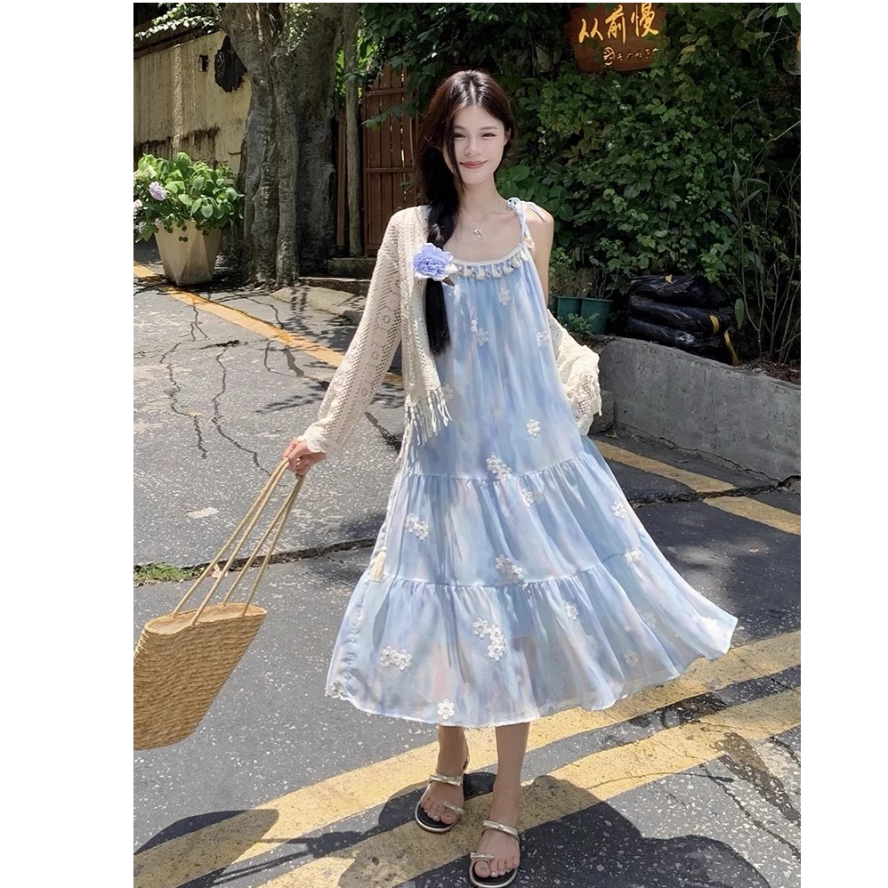 蓝色流苏绣花吊带连衣裙春夏季新款海边度假风宽松初恋气质长裙
