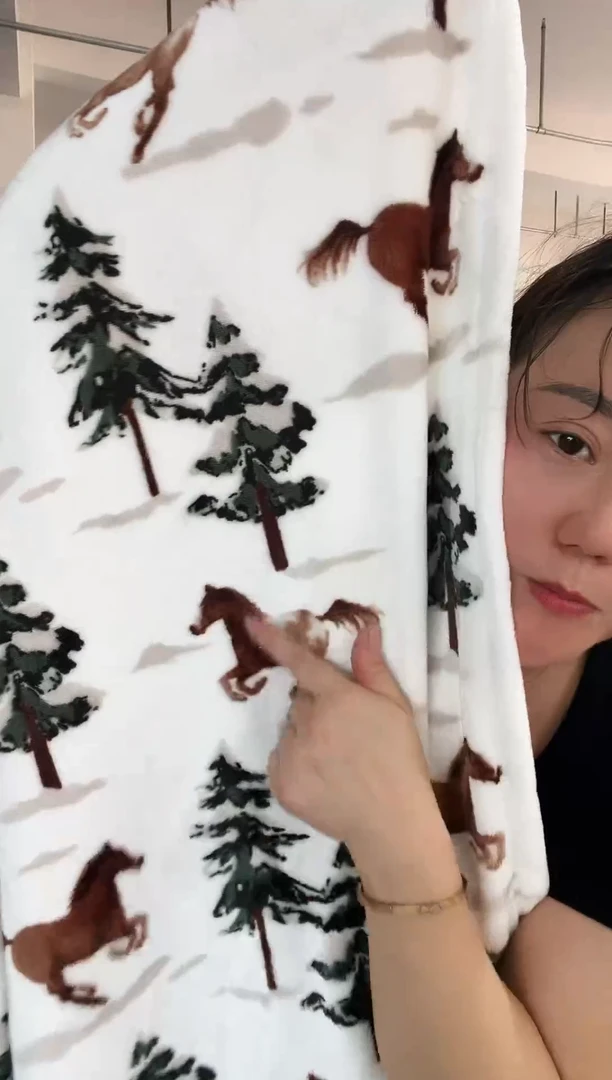 混纺主播手上展示的产品