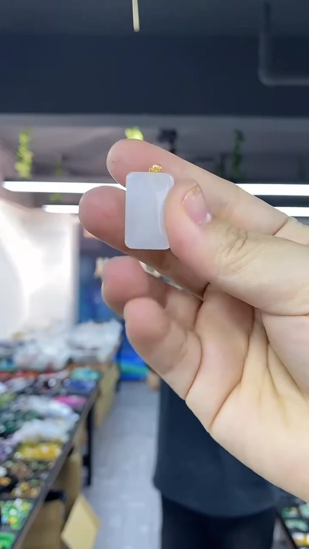 颈饰18K金镶嵌和田玉（白玉）多样性发其一颜色微差