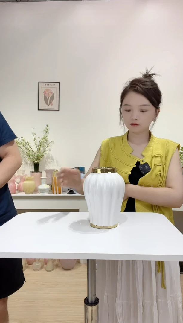 金边陶瓷花瓶小号