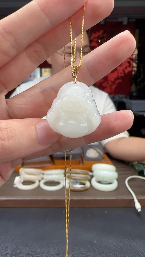 颈饰18K金镶嵌和田玉白玉佛公