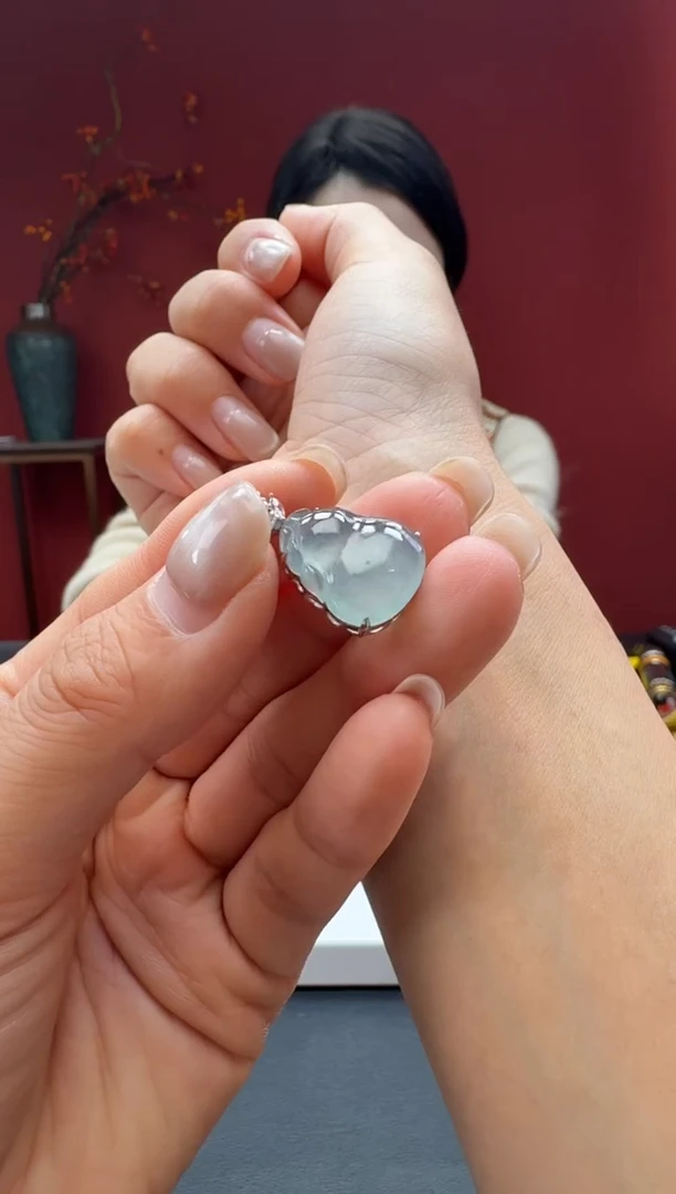 颈饰18K金镶嵌翡翠葫芦