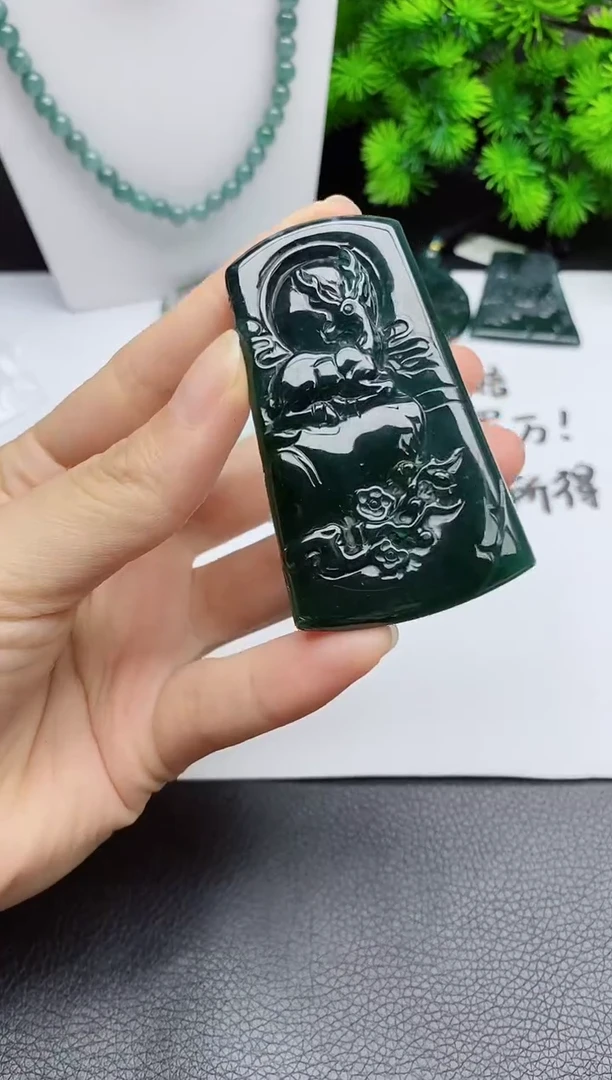 翡翠未镶嵌颈饰
