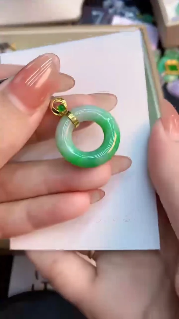 翡翠未镶嵌颈饰           1