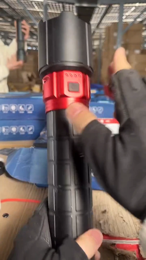 F2四光源强光手电筒(两组电池)