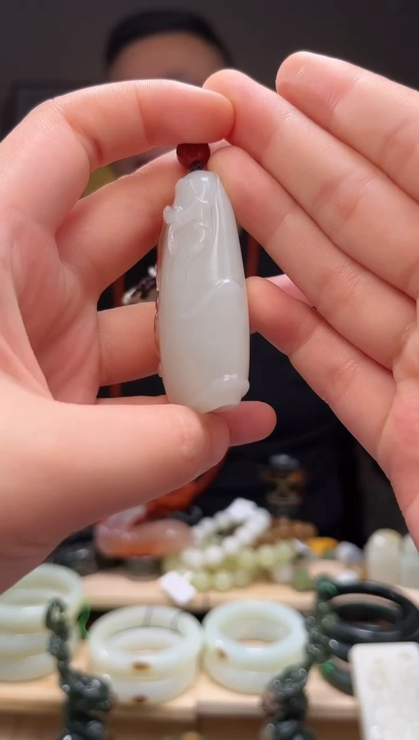 颈饰未镶嵌和田玉吊坠