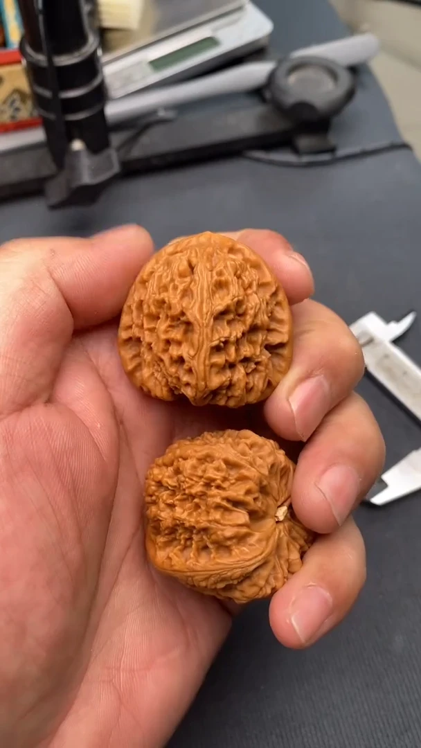 【闪购商品】文玩核桃把件南疆石40左右