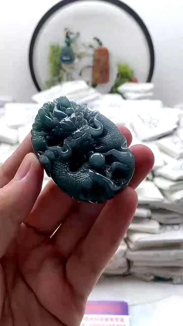翡翠未镶嵌颈饰龙牌