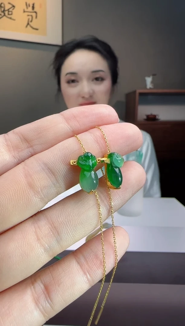 18K金镶嵌翡翠耳饰如意耳线