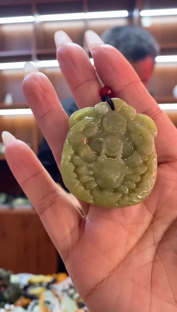 未镶嵌蛇纹石玉吊坠