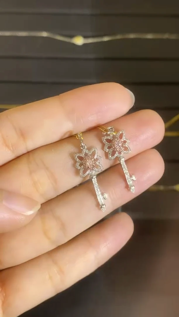 18K金镶嵌吊坠钻石多样性发一