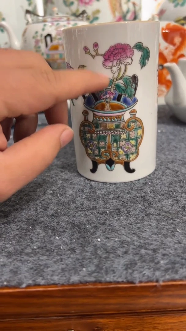 摆件瓷摆件瓷摆件钟鼎笔筒