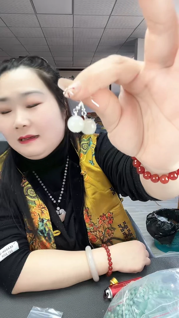 【闪购商品】石英质玉白色耳坠合金3.8